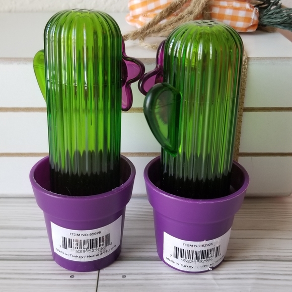 Pair Salt and Pepper Shakers Novelty Cactus New - Picture 2 of 6
